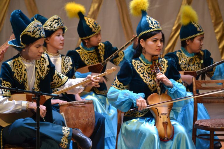 Наследие и будущее: Обучение музыке в Казахстане